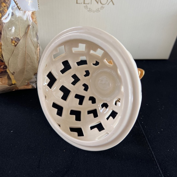 Lenox Vintage Pinapple with Potpourri - Picture 5 of 15